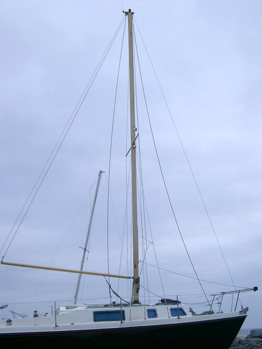 mast and rigging on a small yacht