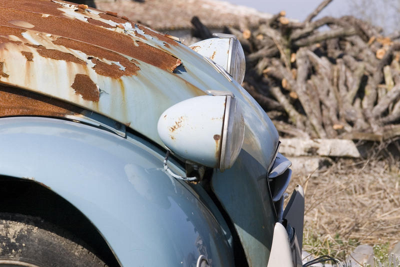 a rusty old 2cv car