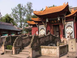 1910-China_Yangtze_Fengdu_shrine_pagoda_0.jpg