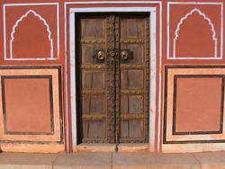 1920-India_Rajasthan_Jaipur_doorway_01.jpg