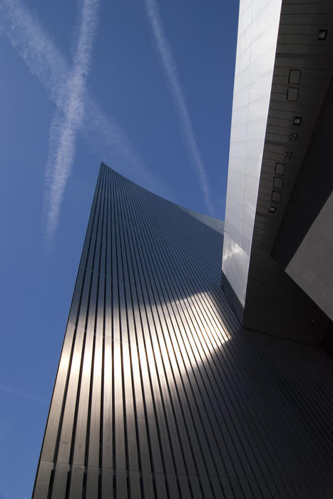 spectacular modern architecture of the imperial war museum north, salford quays, manchester uk