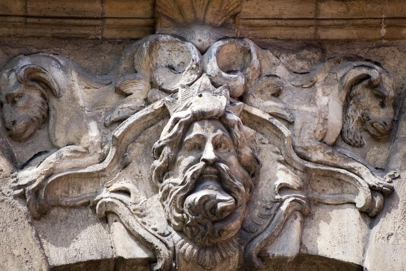 a decoratively shaped key stone at the top of an arch doorway