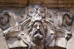 2782-carved keystone