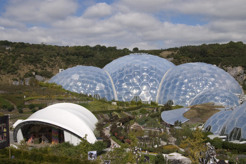 editorial use only: a panormaic view of the eden project, cornwall england