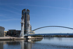 2165-salford quay lifting footbridge