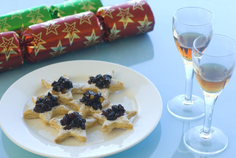 small christmas star shaped pastry and mincemeat appetisers 