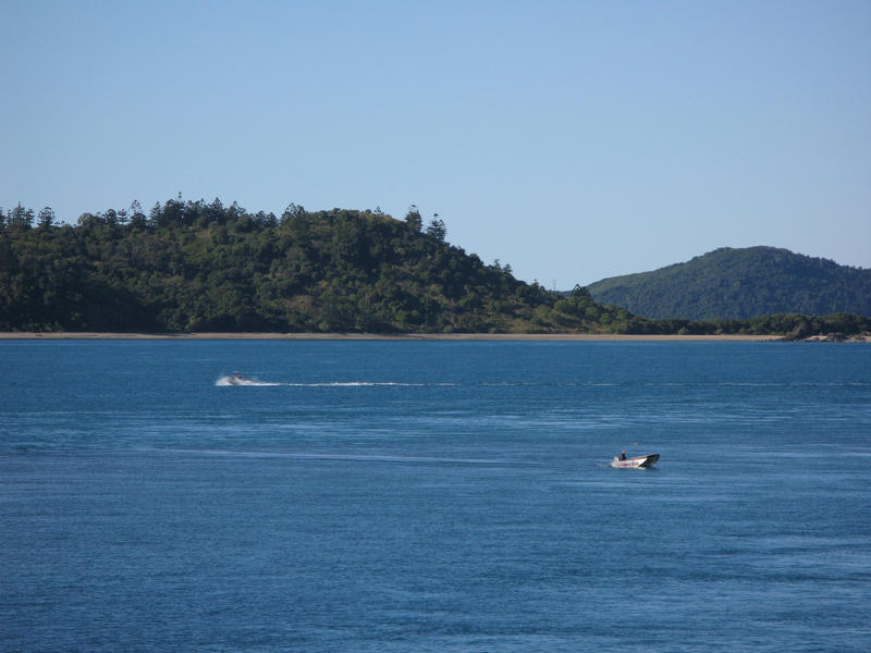 fishing from a tinnie on the flat wasters around the whitsunday islands
