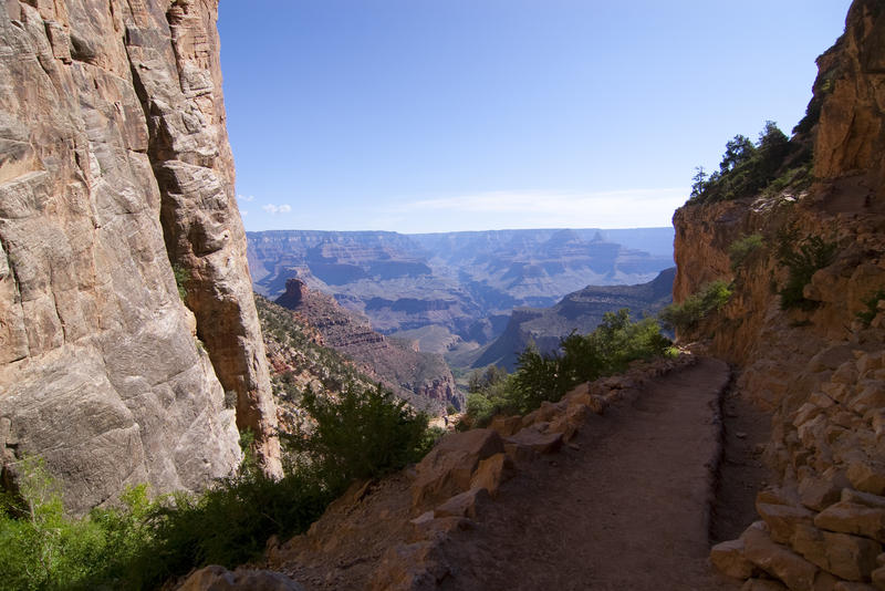 walking track through the grand canyon