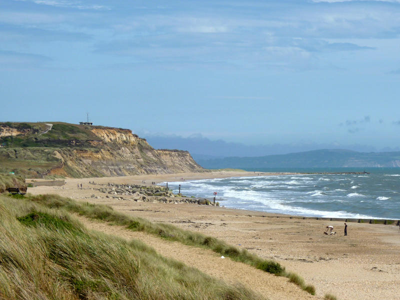 <p> Hengistbury beach, looking eastwards, with the IoW in the background.Jpg.</p>