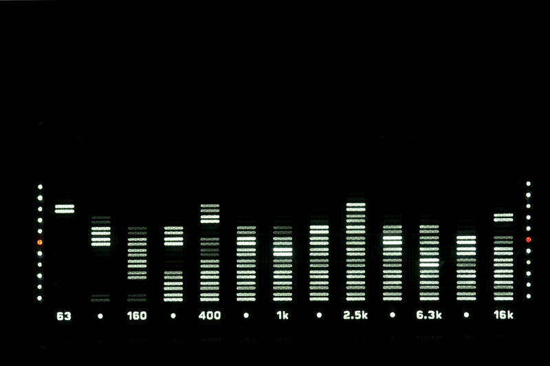 a spectrum analyser display showing the sound level and verious frequencies