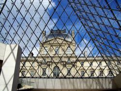 3697-louvre_pyramid.jpg