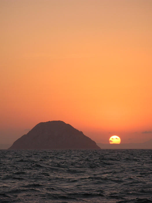 golden orange of the setting sun over the ocean