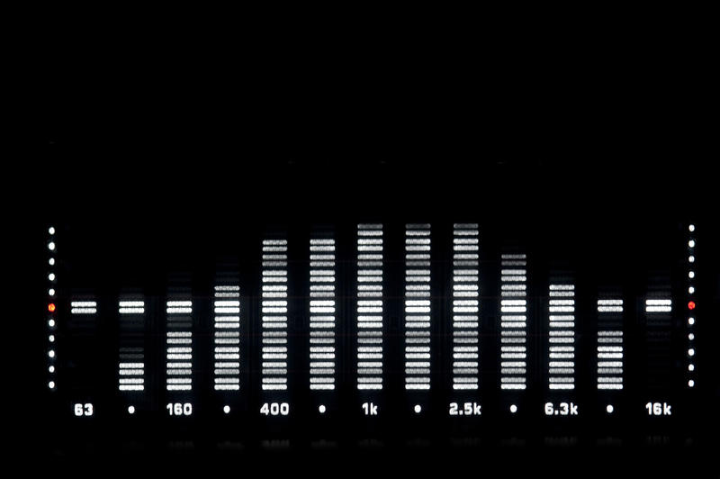 an 11 channel level display on a stereo spectrum analyser