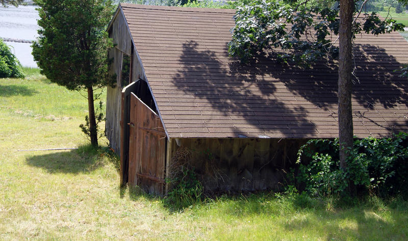 <p>An abandoned shed</p>An abandoned shed in the fields of Rhode Island