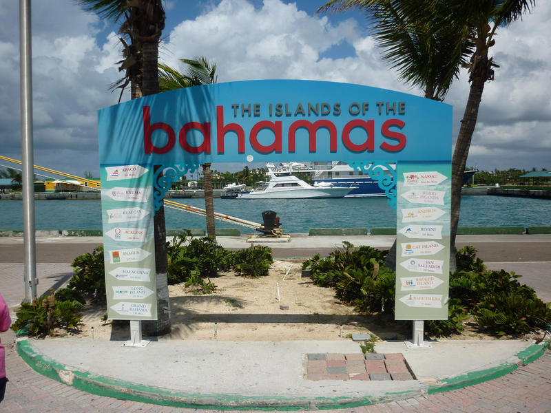 a sign welcoming visitors to the bahamas