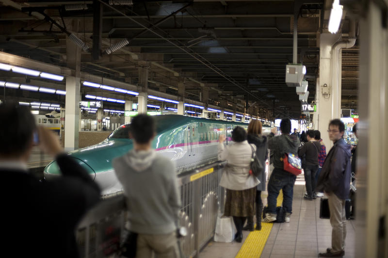 People taking a first look at a Hayabusa aka Peregrine Falcon or E5 shinkansen train