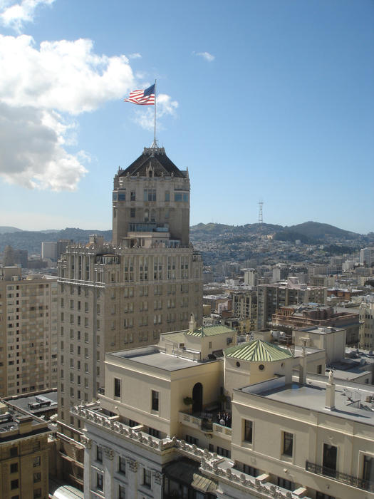 san francisco mark hopkins hotel with twin peaks in the background