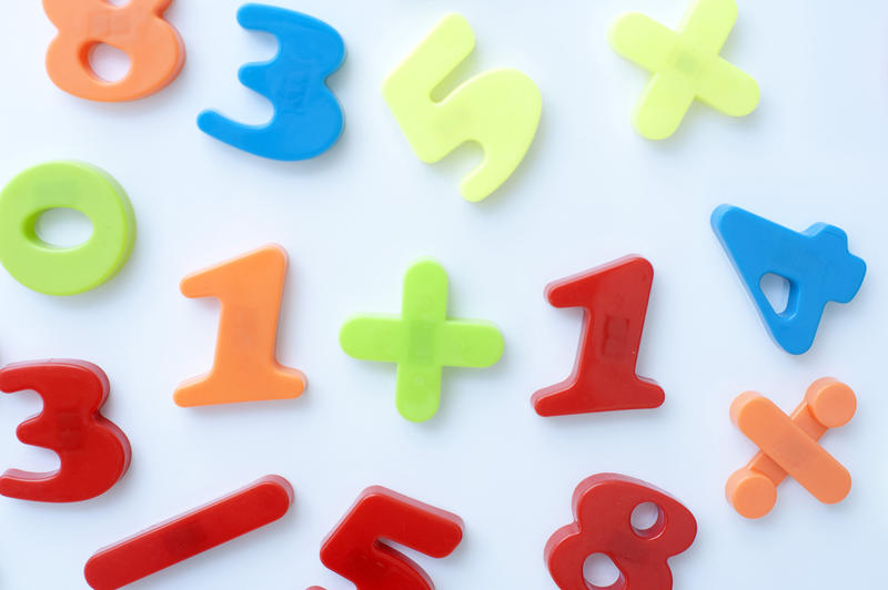 Colourful plastic numbers and functions for teaching primary maths to young kindergarten children