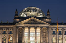 7095   The Reichstag building at night