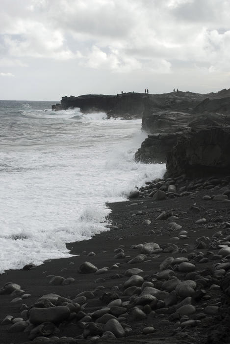 black volcanic coastline of hawaiis big island