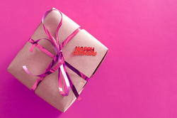 11432   Pink gift tied with a decorative bow