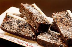8647   Plate of sliced Christmas cake