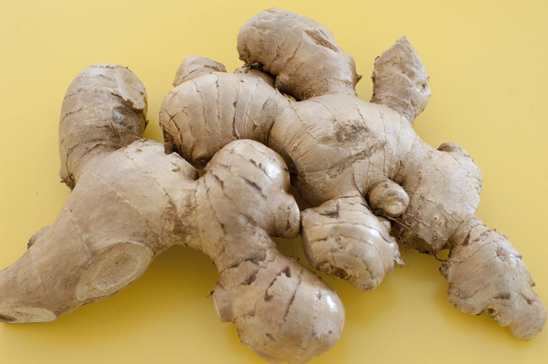 Whole root ginger, the rhizome of the plant Zingiber officinale, used fresh as a pungent seasoning or dried and used as a culinary spice