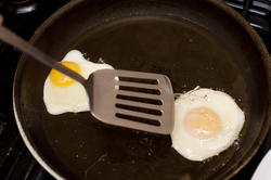 10255   Fried eggs in a non stick pan