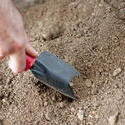 9852   Man preparing a seedbed in the garden