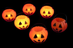 8539   Glowing Halloween lanterns