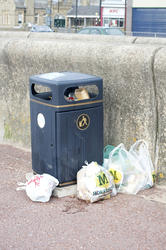 7754   Litter bin and rubbish