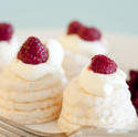 8502   Individual mini meringue pavlovas