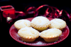 8663   Golden freshly baked Christmas mince pies