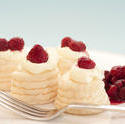 8510   Mini meringue pavlovas with raspberries