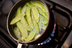 10522   Mangetout peas boiling in a pot