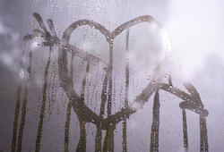 10580   Valentine Concept   Arrowed Heart on Misty Glass