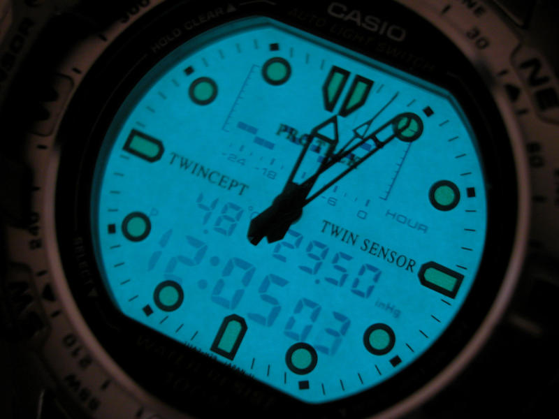 <p>Casio digital / analogue watch illuminated</p>
