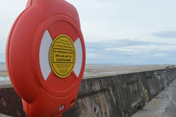 15640   A lifebuoy at the seaside 