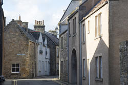 12864   Quaint Narrow street in Saint Andrews