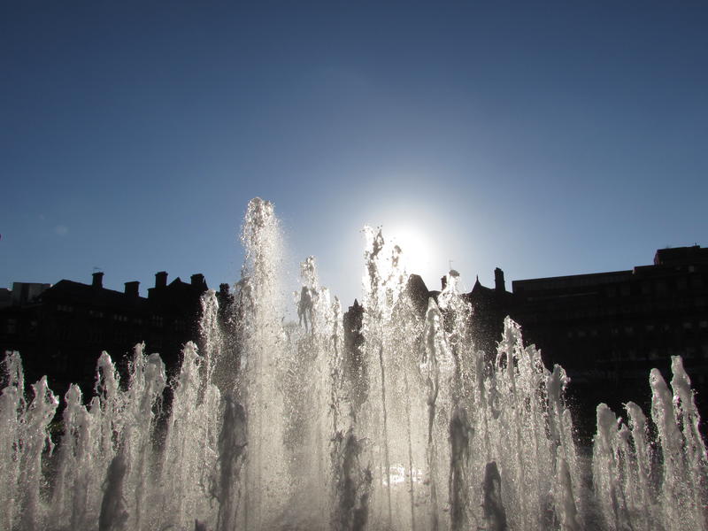 <p>Sun over the water fountain</p>