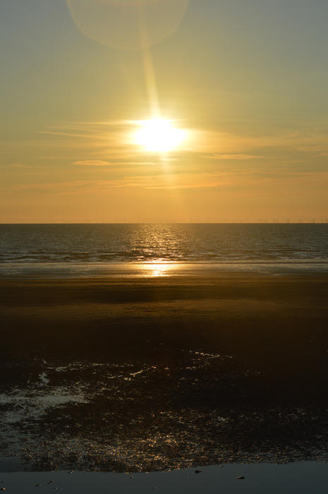 <p>Yellow or golden sunset on a UK beach. Photographed in Cleveleys near to Blackpool, Lancashire UK</p>
Golden sunset on a UK beach