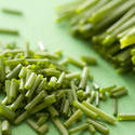 17225   Heap of chopped fresh chives on a chopping board