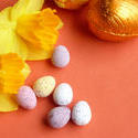 17338   Mini sugar coated Easter eggs with daffodils