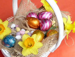 17340   Festive Easter decoration in basket
