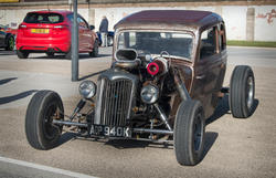 17379   Hot Rod car at a car show