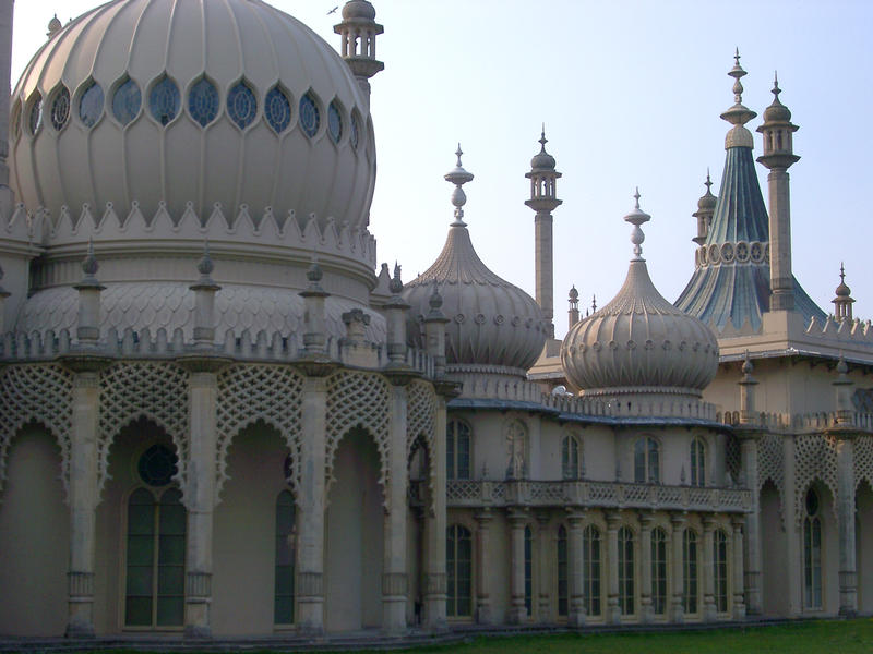 exterior of the royal brighton pavilion, Indo-Saracenic uk landmark