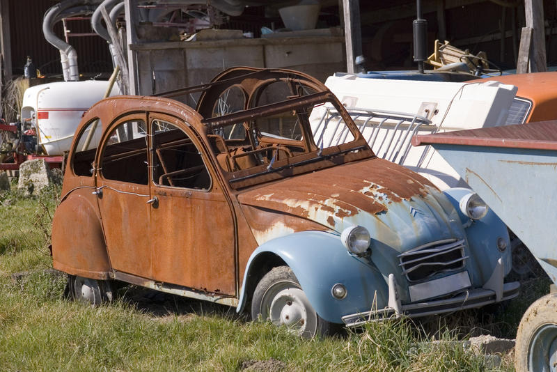 a rusty old 2cv car