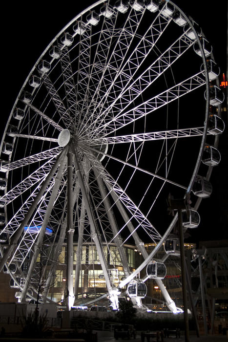 manchester wheel lit at night