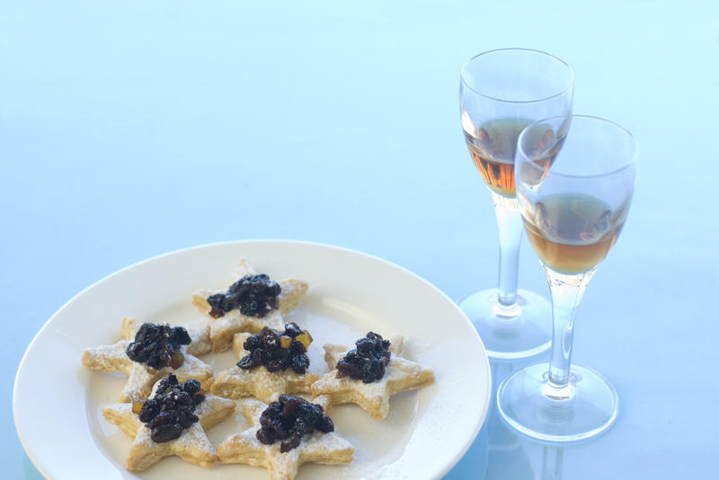 small christmas star shaped pastry and mincement appetisers and glasses of sherry