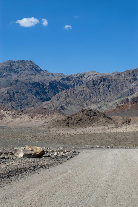 a dirt road through the desert in the high sierra navada